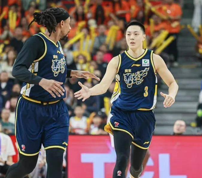 CBA盘口与数据深度__今日CBA盘口分析·大小分策略·球队档案广东104-76碾压四川解锁第1000胜！球员评分：3人封神2人合格2人拉跨