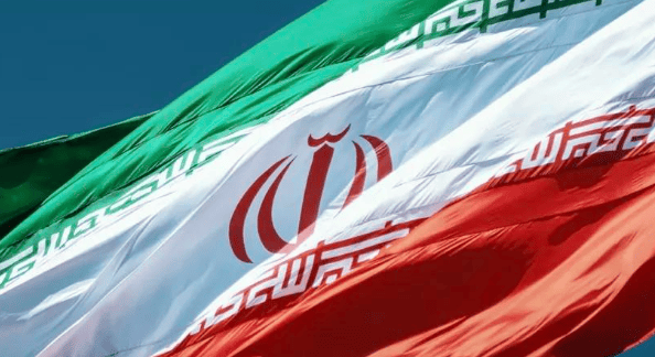 不打伊朗了？特朗普调转“枪口”，美驱逐舰闯入台海，32国已增兵