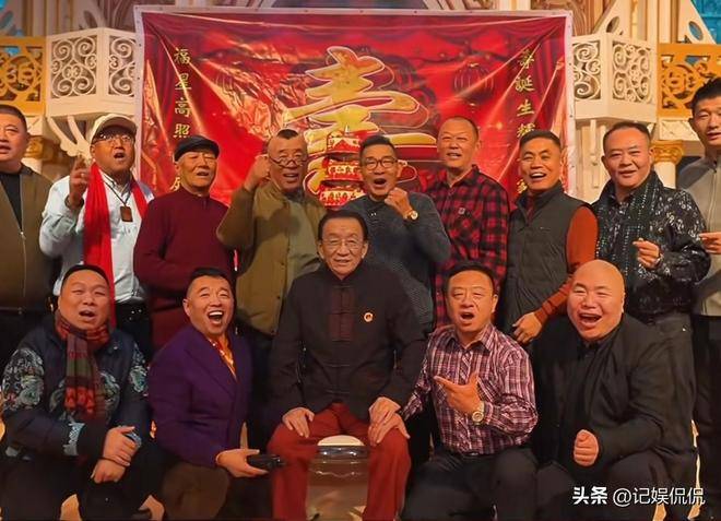 侯耀华办80大寿！穿金黄马褂派头足，现场开心收礼，儿子至亲没来