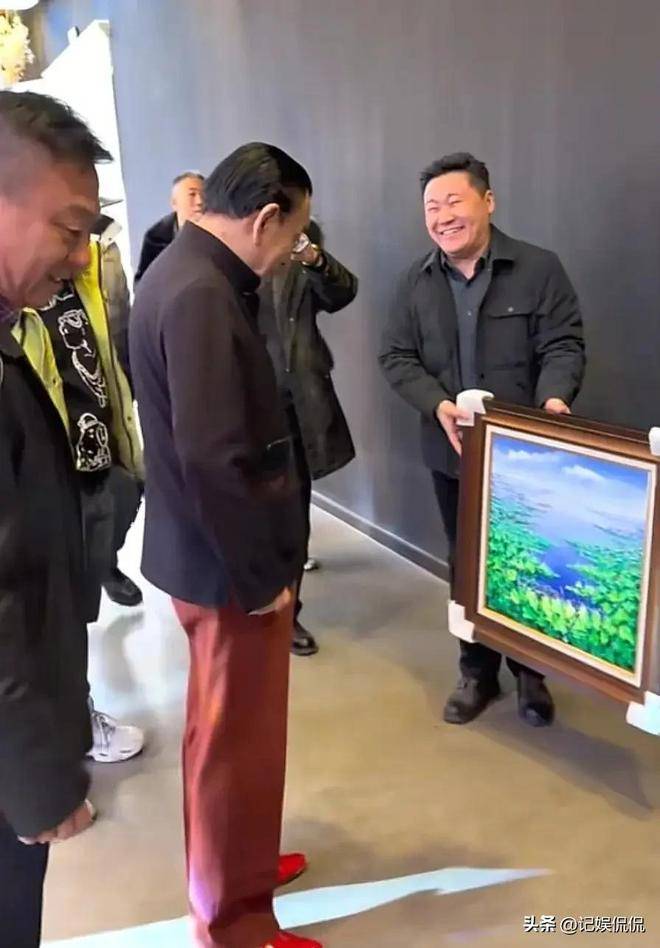 侯耀华办80大寿！穿金黄马褂派头足，现场开心收礼，儿子至亲没来