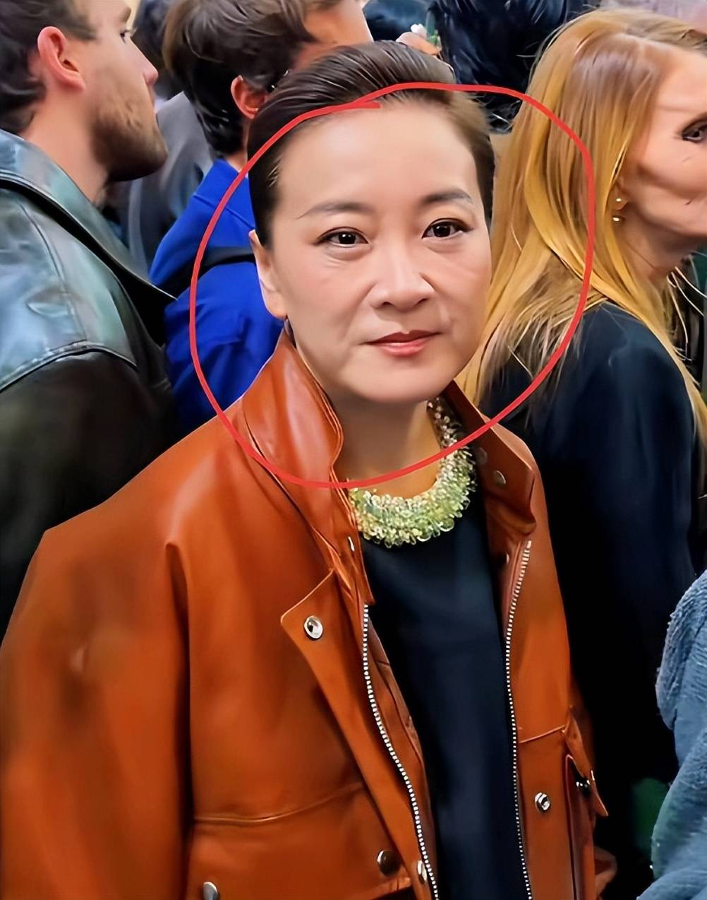 外媒的镜头好真实啊，43岁贾玲最新状态：面相变了跟换了魂一样