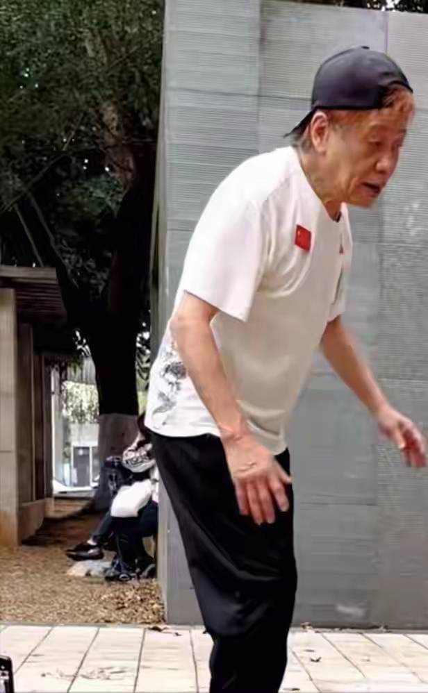 陈光标真敢说!他曝梁小龙是被身边人累垮的,早就劝过可惜没听劝,人走了账号还在卖货