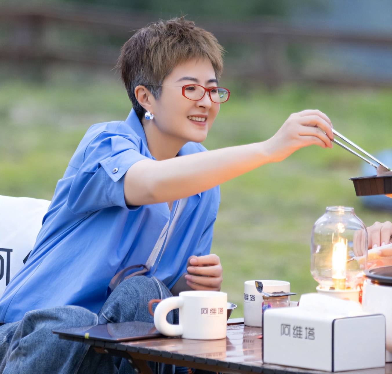 和李铁相守26年，离开央视后财富自由，定居上海，满头白发也坦然