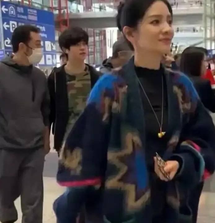 胡可14岁儿子晒留学生活，住60平套房有两面墙衣柜，吃火鸡面解馋