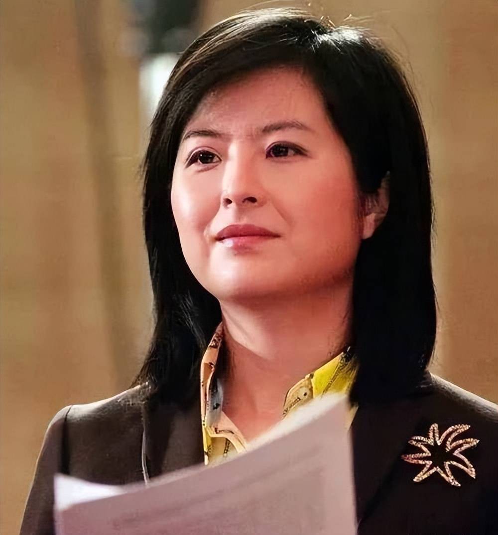 和李铁相守26年，离开央视后财富自由，定居上海，满头白发也坦然