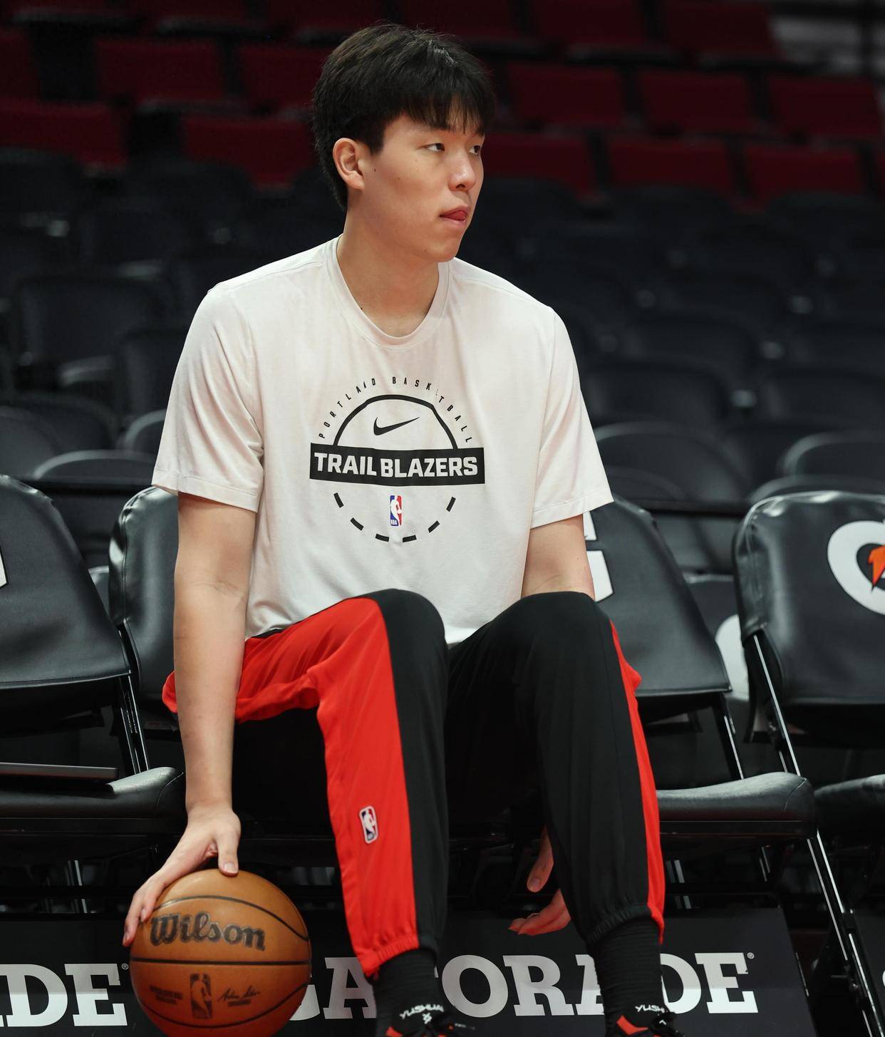 杨瀚森新秀数据惨淡引争议！开拓者媒体人直言：离合格NBA球员差很U23亚洲杯_U23亚洲杯直播_赛事直播LIVE远和约基奇比差十倍