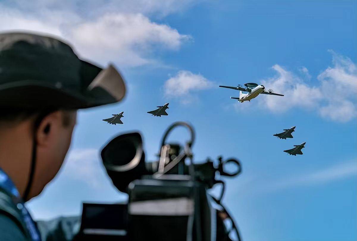 中国“天眼”亮相，美媒集体炸锅，称歼20S的设计目的，是为了应对美航母