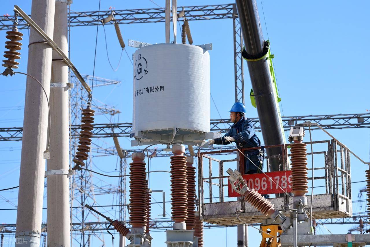 原创             谁还敢得罪中国？全球不再疯抢芯片，而是中国20万一台的变压器