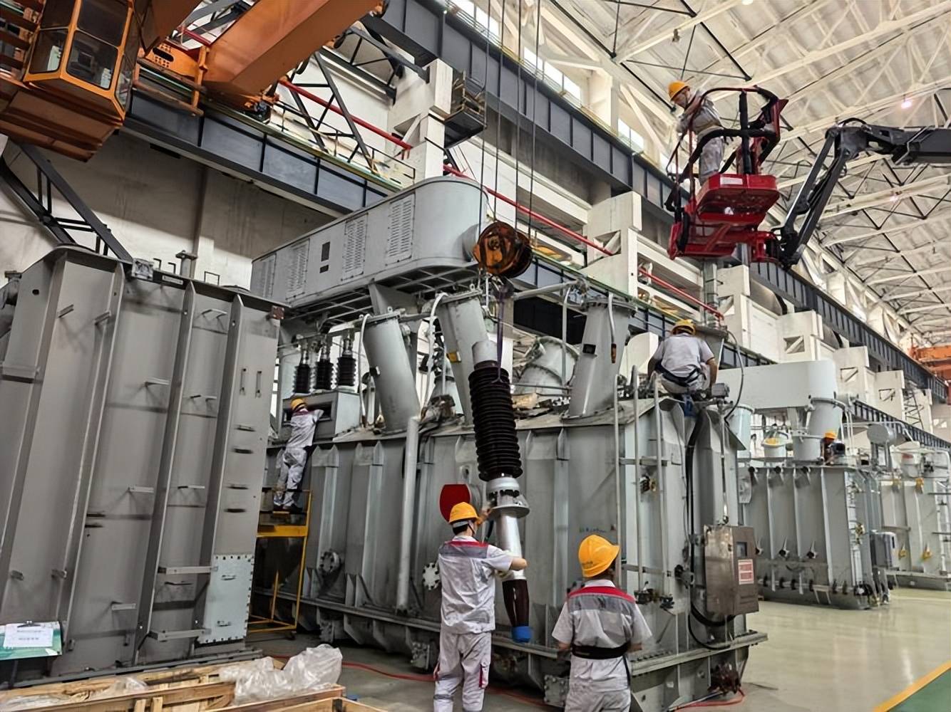 原创             谁还敢得罪中国？全球不再疯抢芯片，而是中国20万一台的变压器