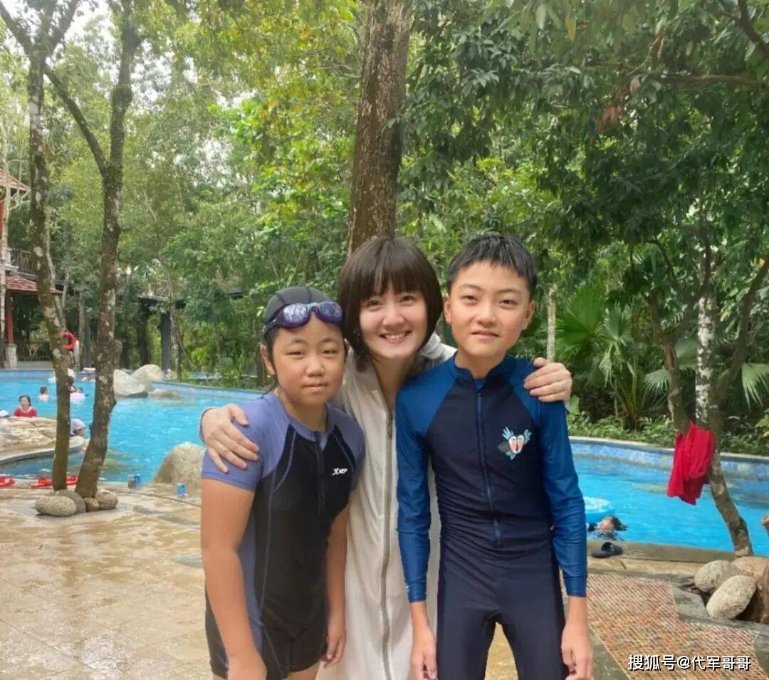 央视主持人蒋小涵：嫁给初恋36岁高龄生子，如今44岁被老公宠成公主