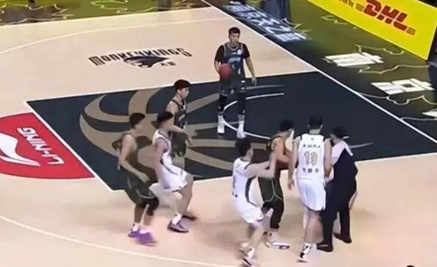 NBA职业联赛中文官网__实时赛程比分+球队资讯三后卫18投0中浙江队输的不冤；四川同曦冲突多人被停赛