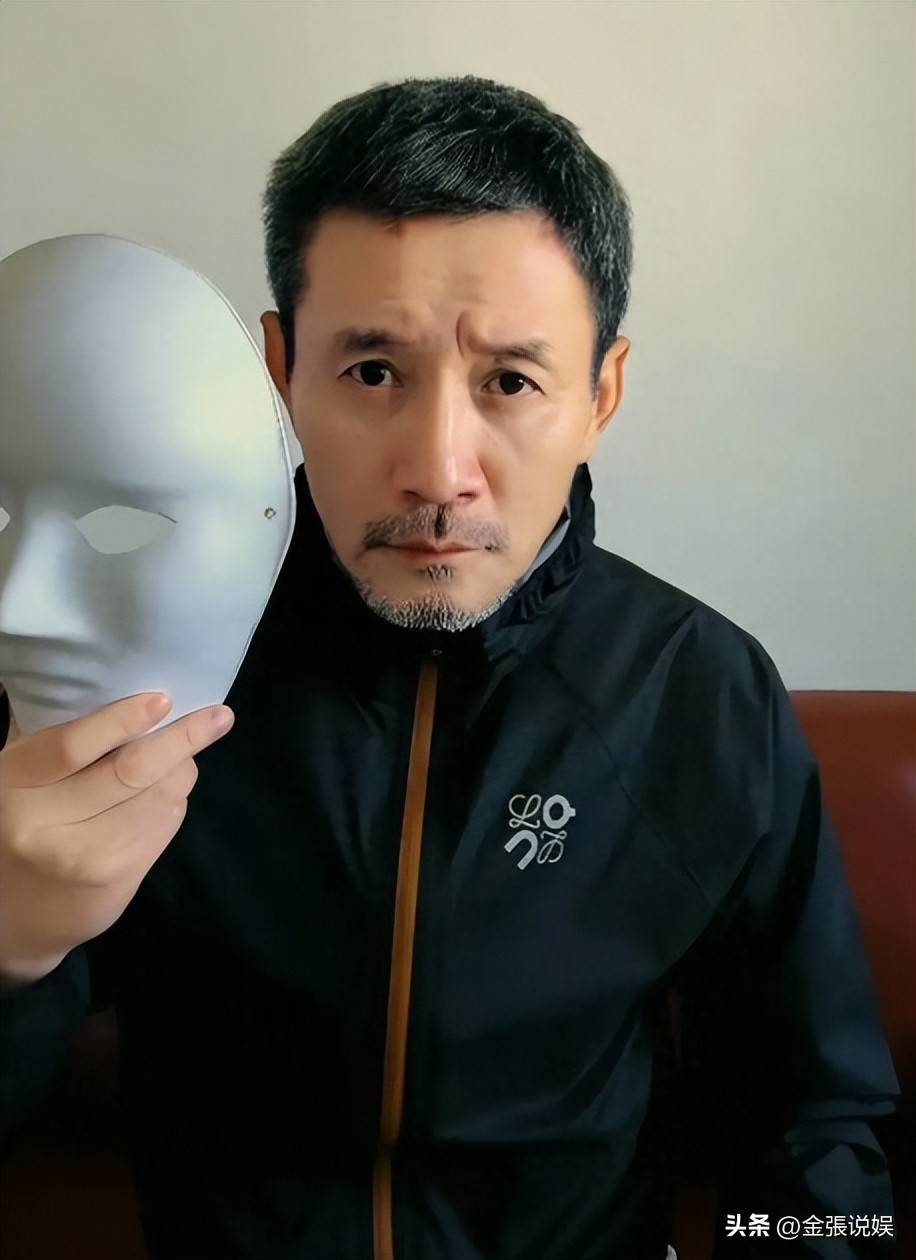 江珊演出获老公探班，56岁田小洁胡子花白好苍老，俩人不像姐弟恋