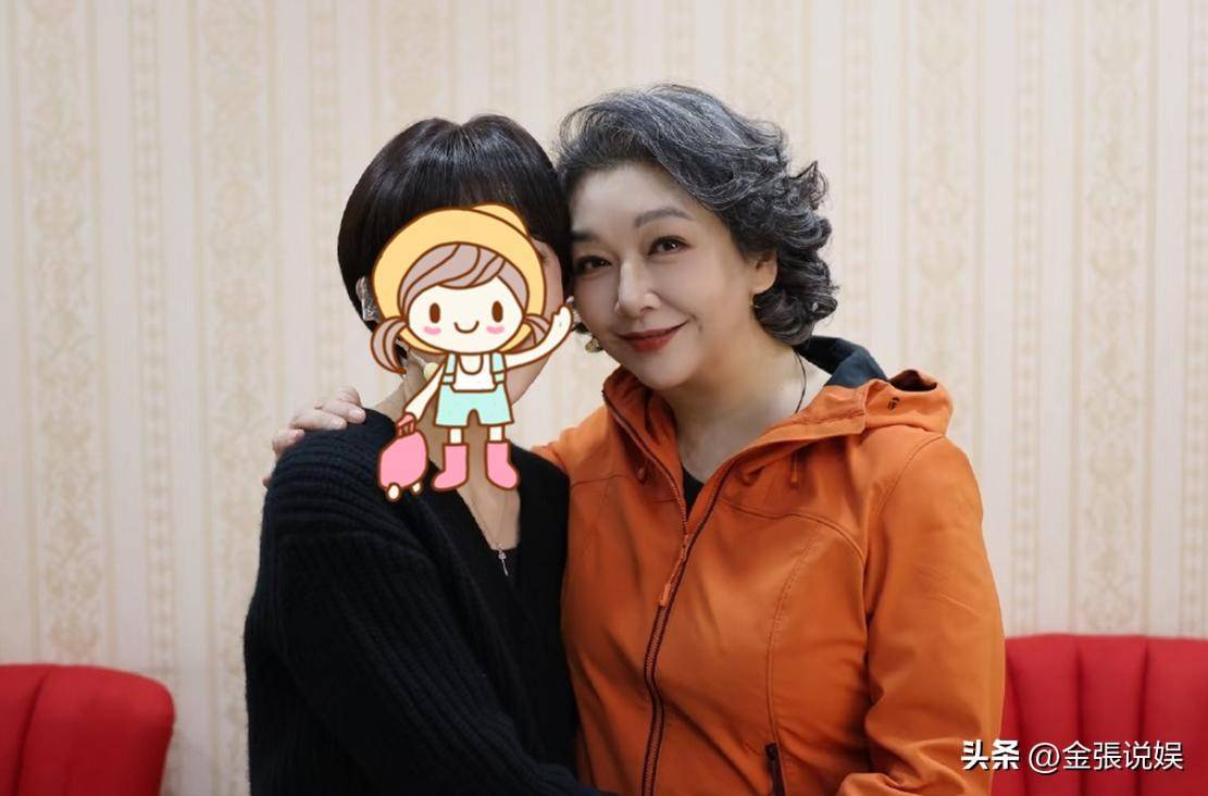 江珊演出获老公探班，56岁田小洁胡子花白好苍老，俩人不像姐弟恋