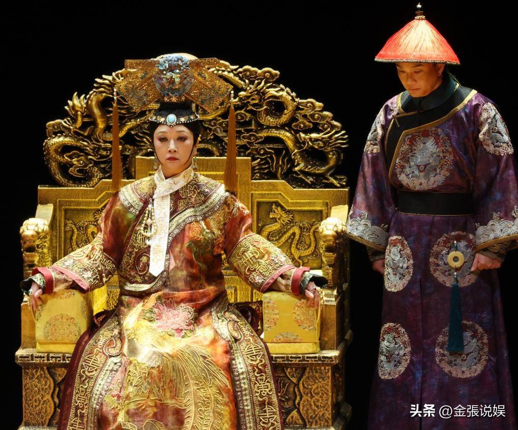 江珊演出获老公探班，56岁田小洁胡子花白好苍老，俩人不像姐弟恋