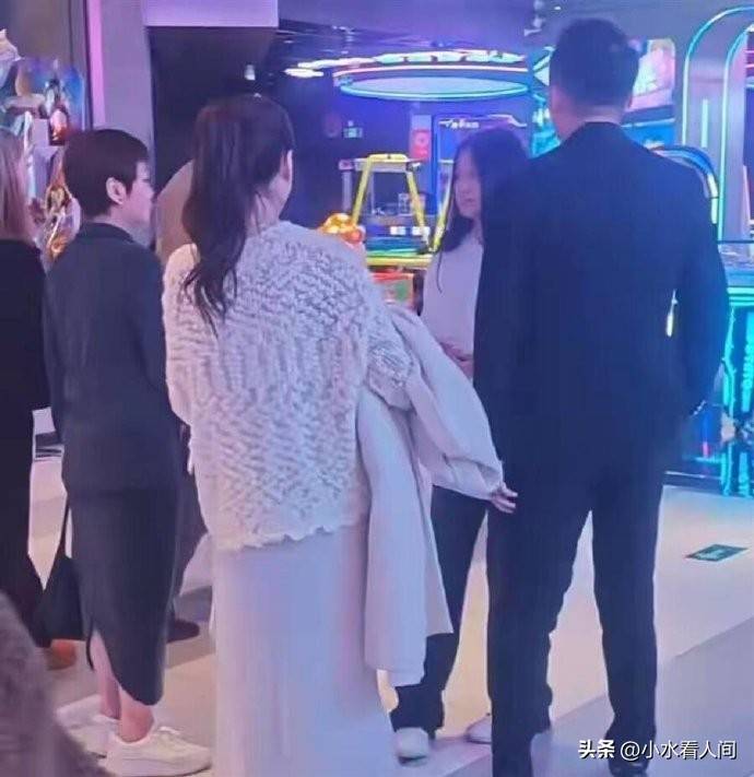 汪小菲带女儿散心，小玥儿眼睛哭红太心疼，韩媒曝大S死因不简单