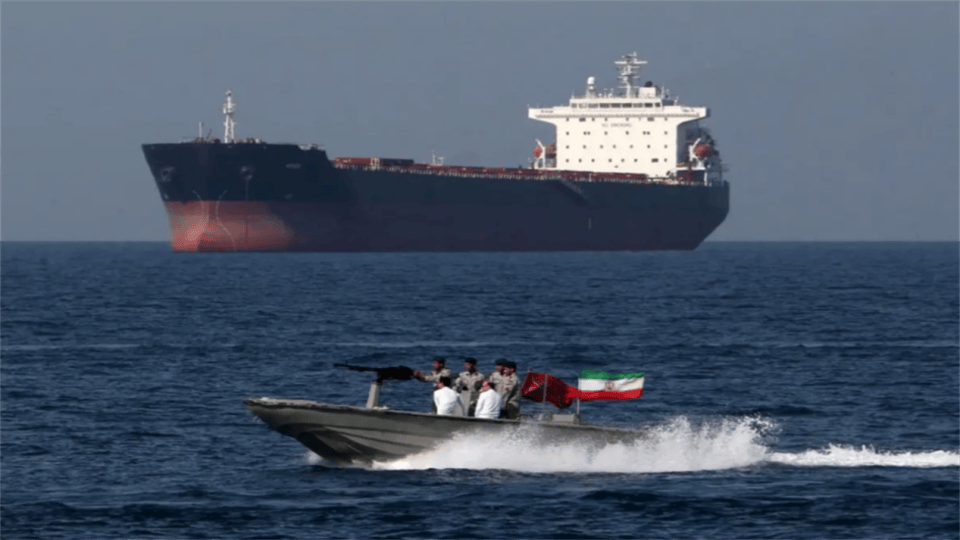 伊朗公布一处地下导弹基地,隧道两侧全是导弹