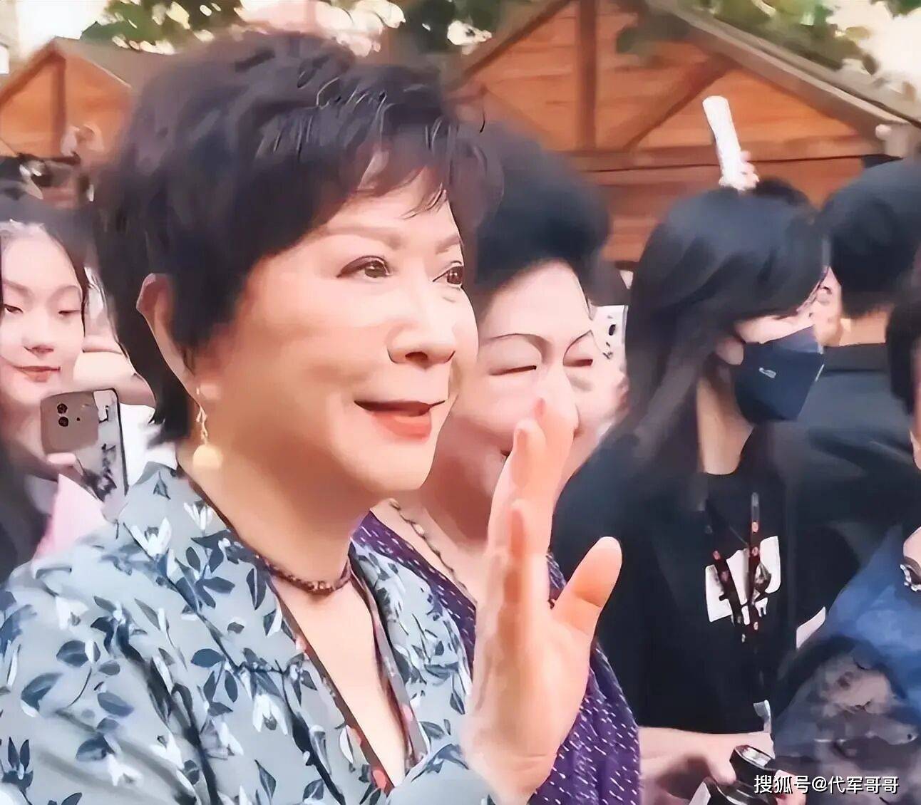 64岁蔡明近况曝光！时隔7年回归春晚舞台，大龄儿子的婚事让她愁白头