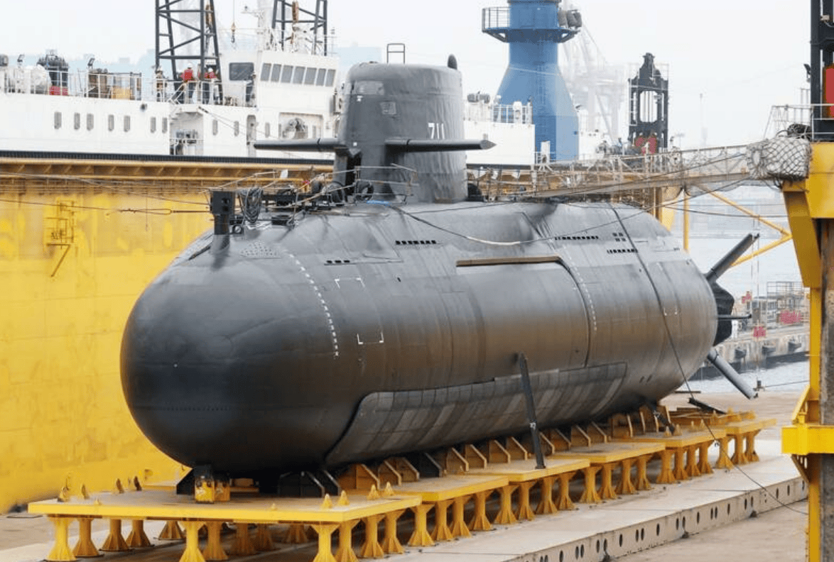 台岛自制潜艇“海鲲”号首次潜航，价高低能，岛内直呼“钱水艇”