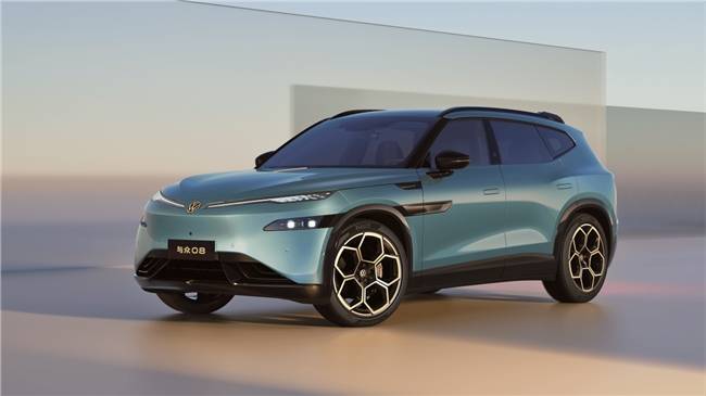 与众08：车身凸起腰线塑型勾勒纯电旗舰动感身姿(图1)