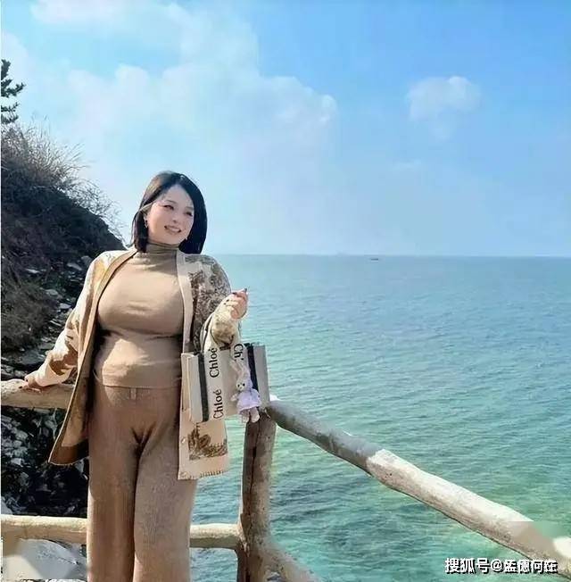 43岁丰腴女子晒自拍，换来的都是嘲讽……