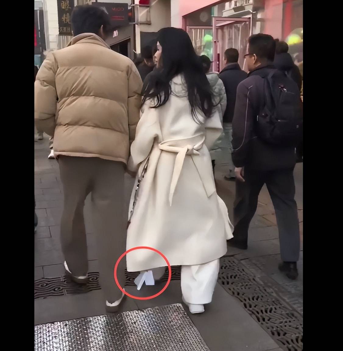 秦昊伊能静东北游玩，夫妻牵手同行，令人羡慕！