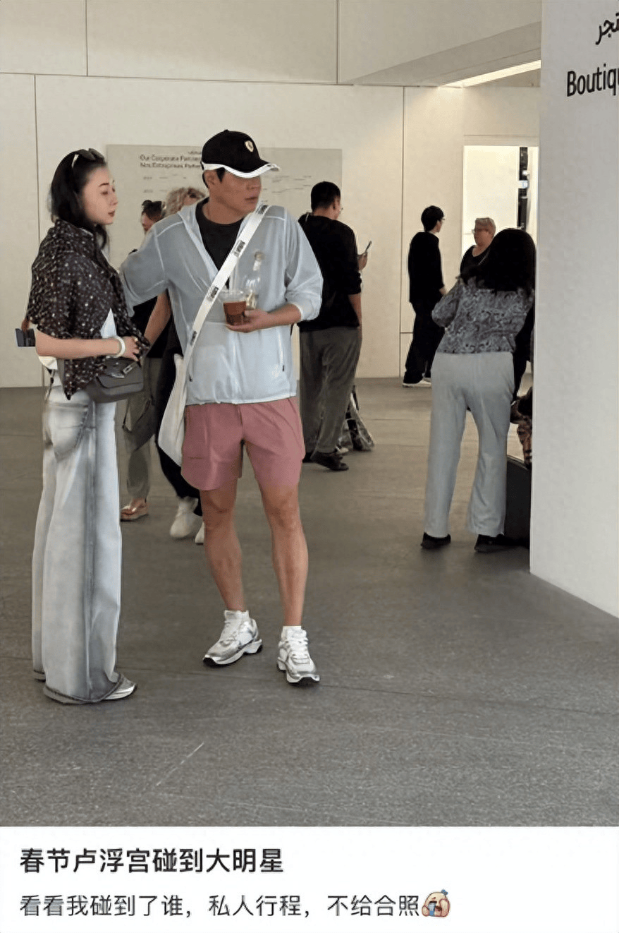 范志毅一家法国度假,小17岁妻子打扮洋气似明星,他站身旁像保镖