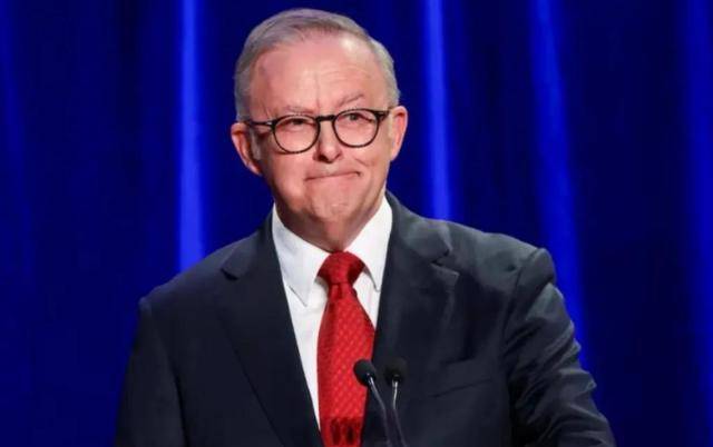 澳军舰过航台海,解放军直-10火速升空,台军竟也跟进“驱离”?