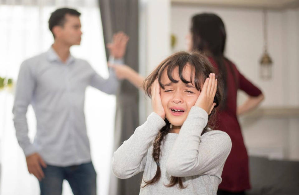 夫妻吵架,男子竟将孩子扔进河里,网友怒骂:畜生