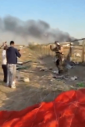 哥别动手,我是美国人!美国飞行员统一跪地投降是有标准的?