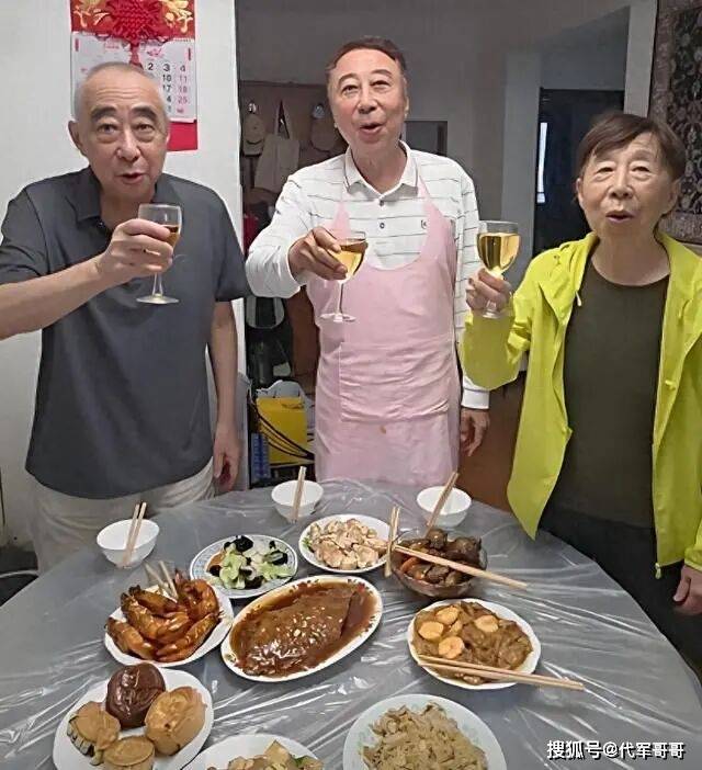 68岁冯巩近况曝光！连续33年登上春晚舞台，如今陪妻子享受快乐晚年生活