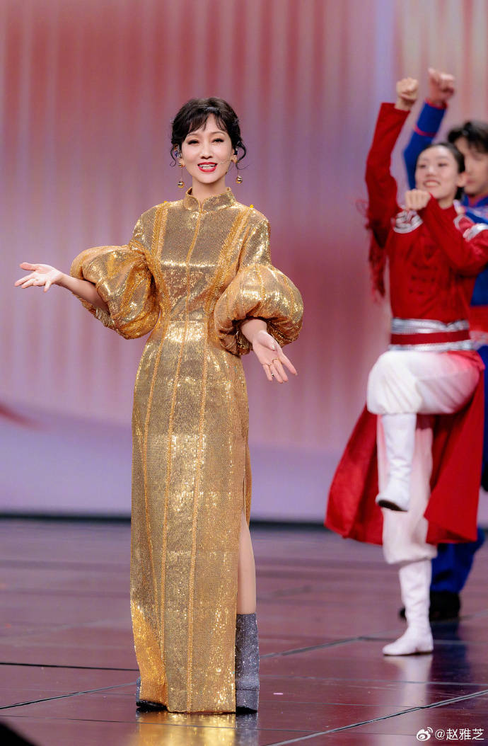 赵雅芝元宵晚会唱《白龙马》，港式儿化音太好笑，央视镜头下美到发光