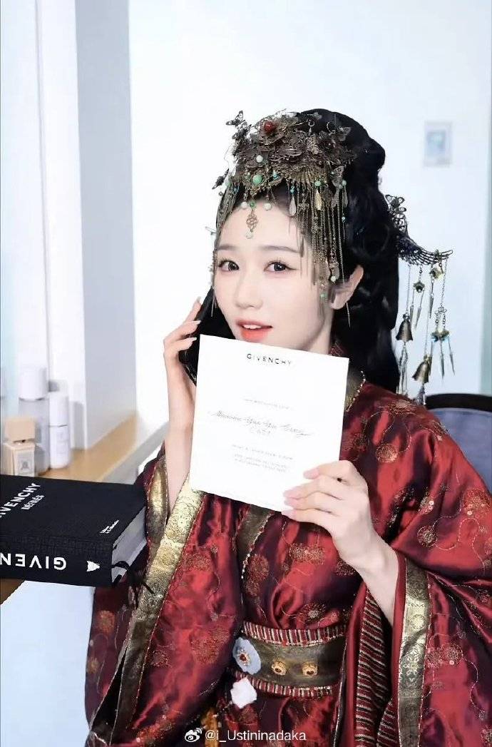 原创 短剧演员岳雨婷被曝为巴黎看秀豪掷百万,本人回应:让我投降?不可能!封面图