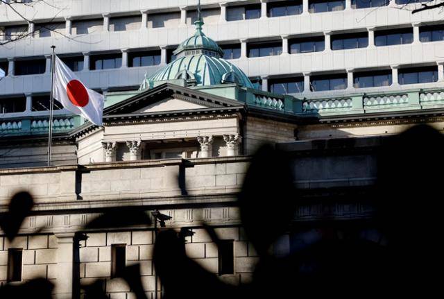 伊朗越打越猛，日本突然打来电话要求放人，结果只换来4个字