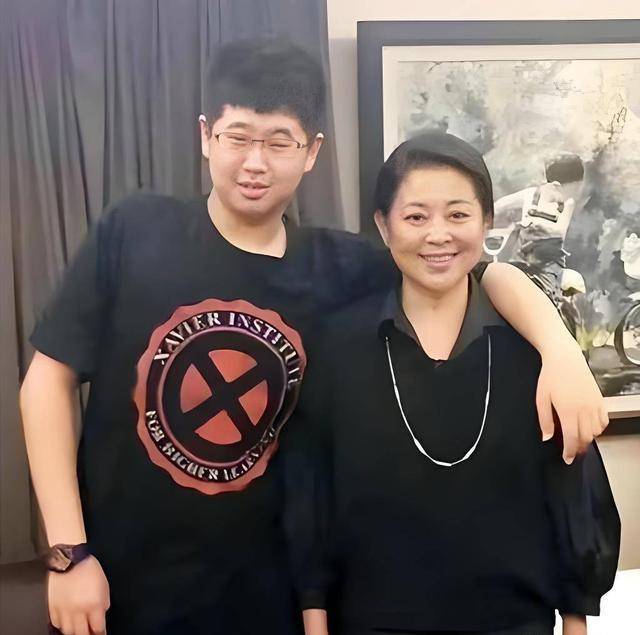 倪萍眼疾儿子久违曝光,担心儿子婚姻问题,一起探望渐冻症好友