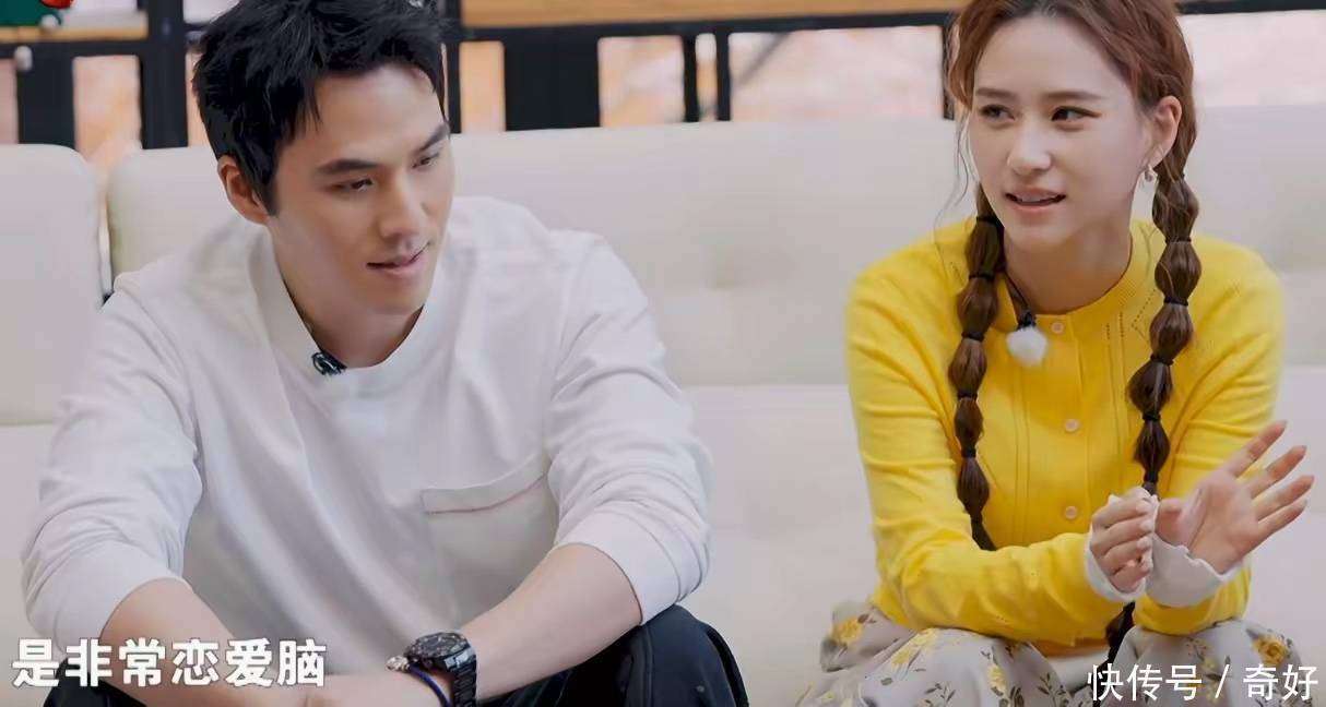 何超莲高调示爱，穿粉色小香风套裙很温柔，窦骁一身黑衣超酷