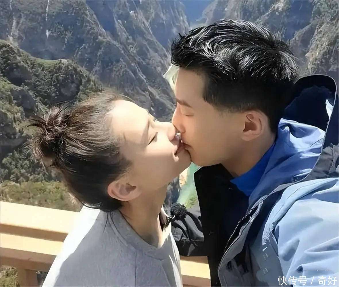 何超莲高调示爱，穿粉色小香风套裙很温柔，窦骁一身黑衣超酷