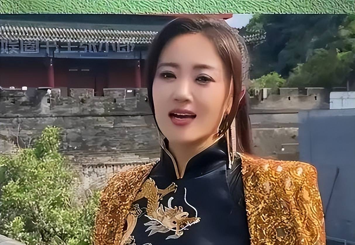 玖月奇迹离婚7年，王小玮近况曝光，43岁无婚无育，发福显老