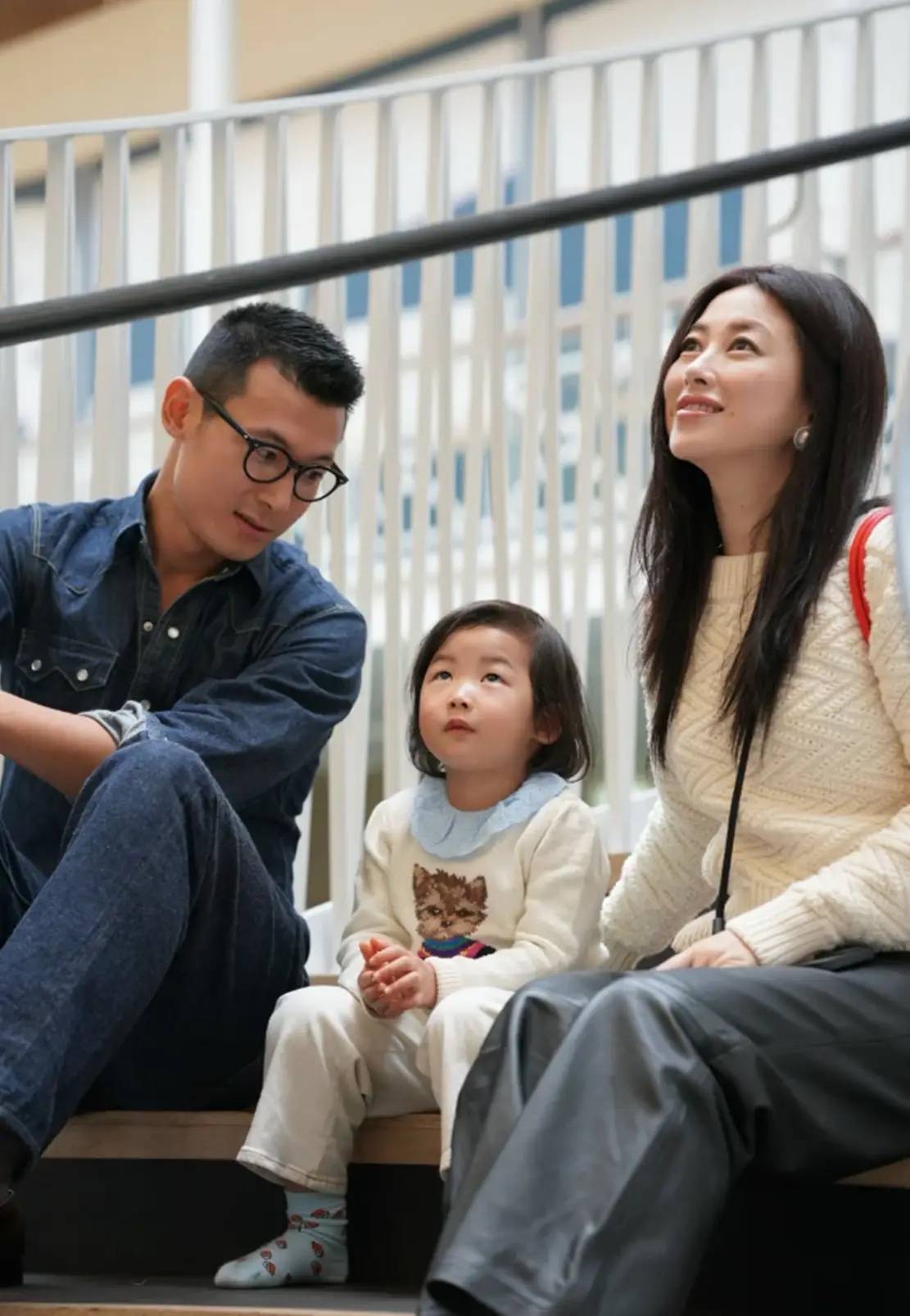 朱珠结婚5年了！4岁女儿梨涡和妈妈一模一样，朱珠穿黑裙好美