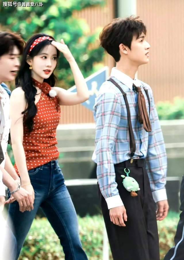 原创 李昀锐孟子义《奔跑吧》路透爆火!“昀牵孟绕” 护妻式撕名牌,CP 粉过年,是真甜还是剧本?封面图