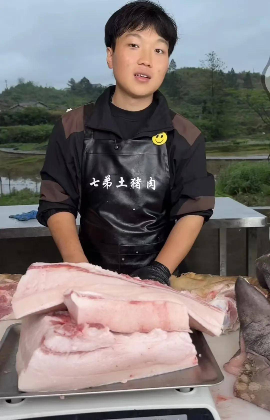 湖南20岁小伙称“靠卖猪肉养育6个弟妹又有7弟”：压力大！当地民政局：其父表示无需额外救助，账号粉丝14万，有人专门打造人设