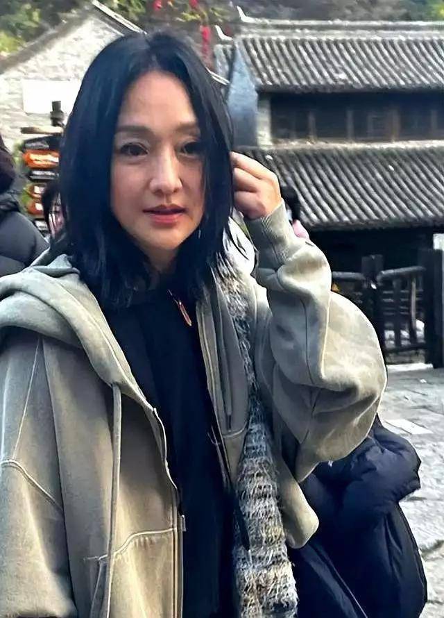 51岁周迅白发素颜逛街照引热议 网友 老得坦然比滤镜更动人