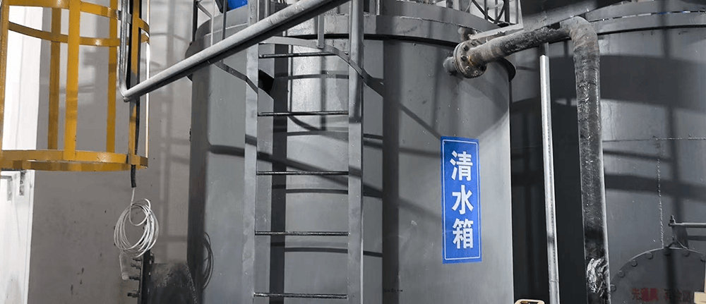 随着全球水资源日益紧张与环保法规日趋严格，高效、可靠的水处理技术已成为支撑工业可持续发展与绿色转型的关键基石。在众多水处理工艺中，反渗透（RO）技术凭借其卓越的脱盐能力和广泛的适用性，在工业纯水制备、废水深度处理及回用领域占据着核心地位。从化工生产中的工艺用水，到电镀行业的漂洗废水回用，再到半导体制造所需的超纯水，反渗透纯水处理设备的技术水平与系统稳定性直接关系到企业的生产安全、成本控制与环境合规