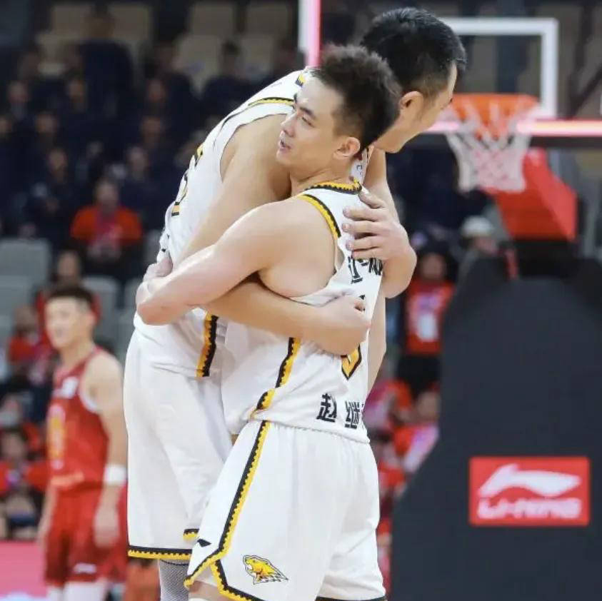赵继伟接替韩德君成为辽篮新队长！郭艾伦、张镇麟全离开