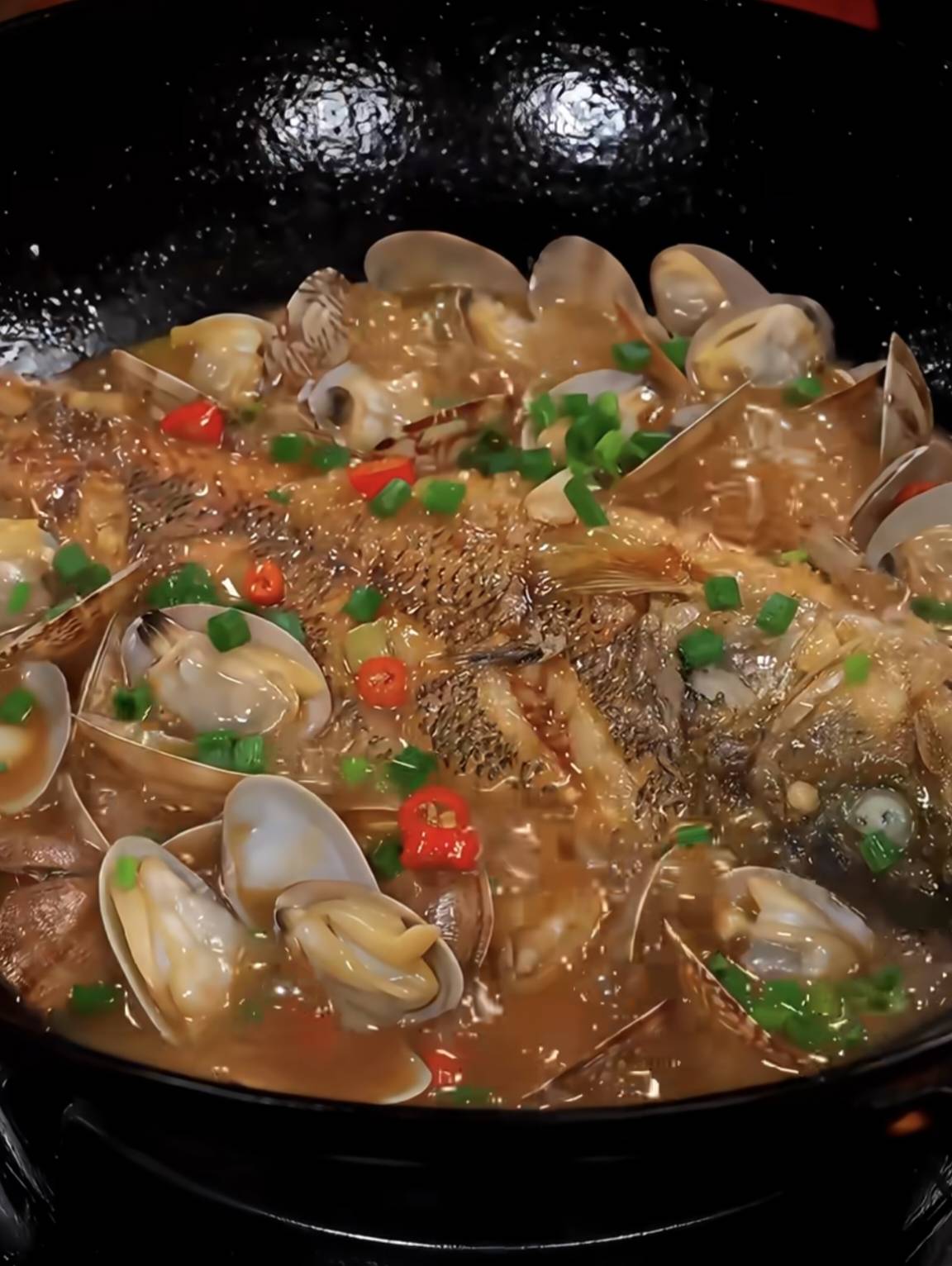 花甲焖鲈鱼：鲈鱼鲜嫩 花甲入味