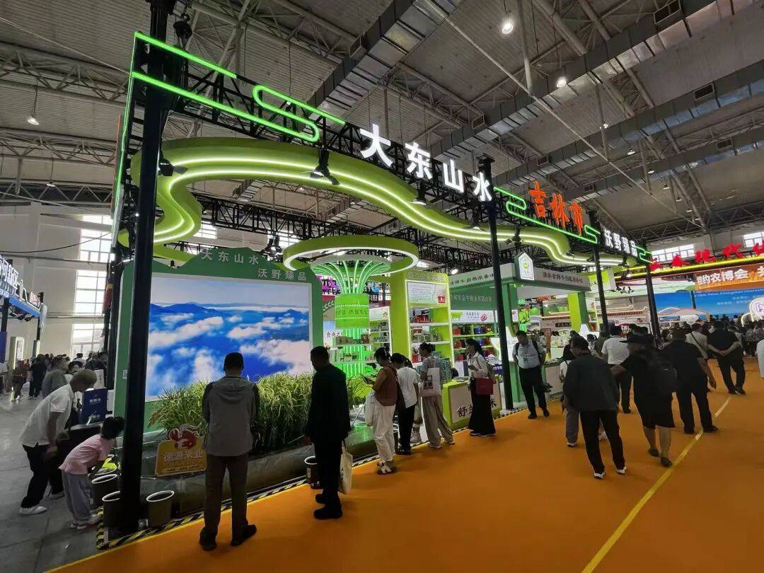 “稻虾共舞”引客来 江城百味耀农博
