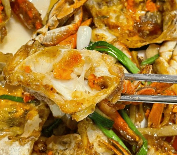 花雕提香姜葱入味，橙红蟹壳绽放极致海鲜鲜香