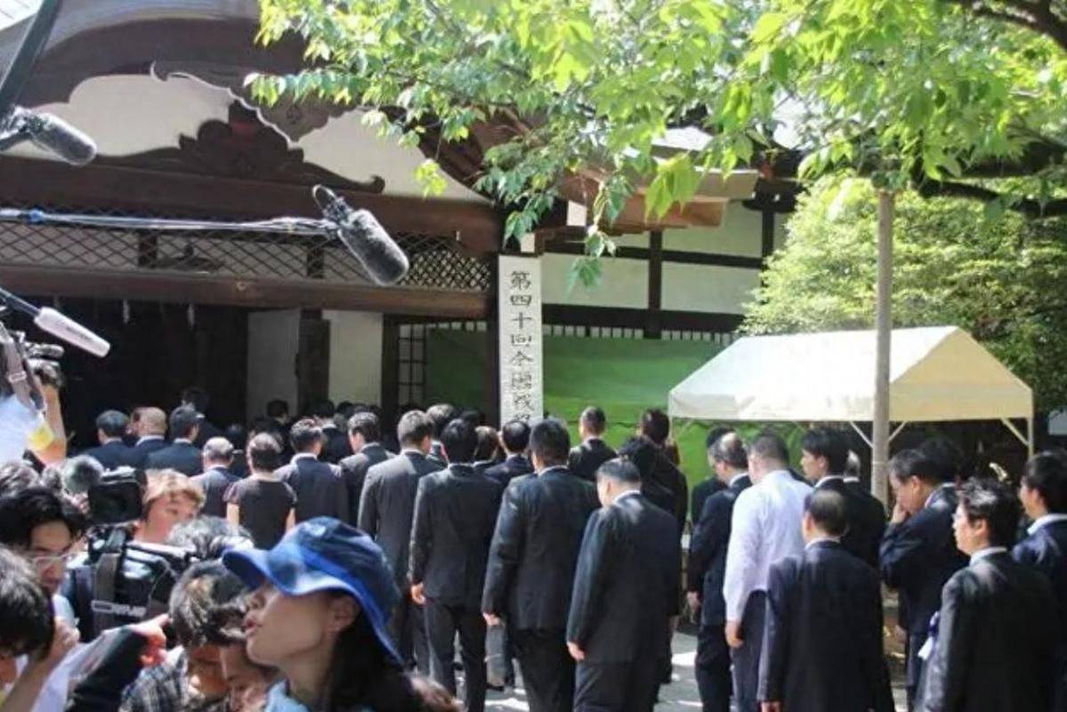 
        底线遭践踏，日本多名高官拜鬼，高市暗中送钱，中国严厉警告