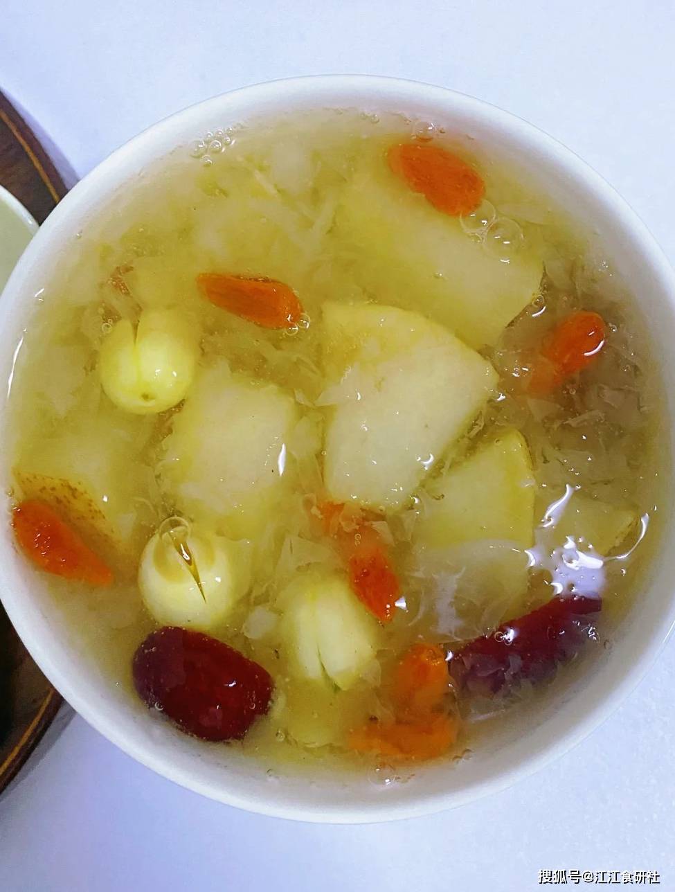 
        年纪越大越要忌嘴，少吃豆腐茄子，多吃这3样，增强免疫走路带风