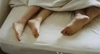 
        一个反常的现象：酒店开房的男女越来越多，结婚领证的男女越来越少