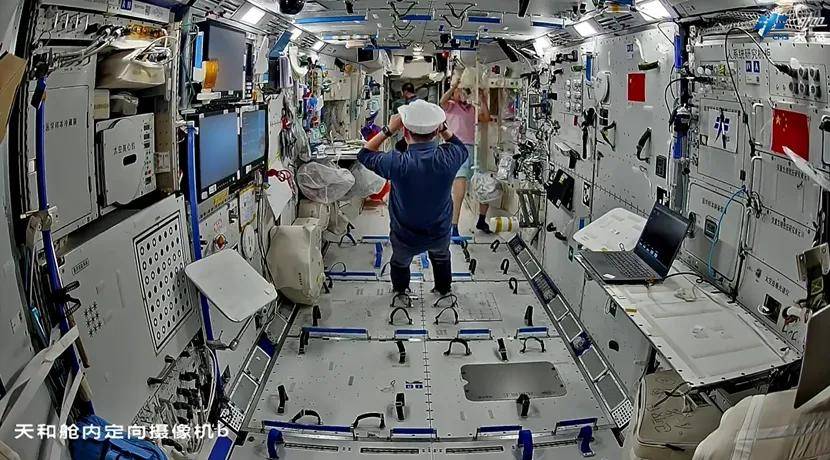 
        神舟二十三号新画面：航天员太空洗头，如何洗？一人将在轨飞1年